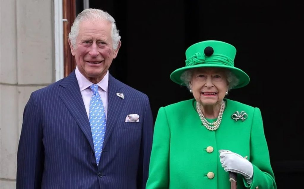 El prÃ­ncipe Carlos III y su madre la Reina Isabel II